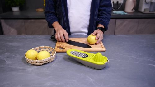 Multifunctional lemon squeezer/grater